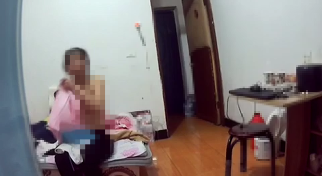 早年前网上流传的被攻破摄像头记录到的画面 而用户其实是根本无法察觉的