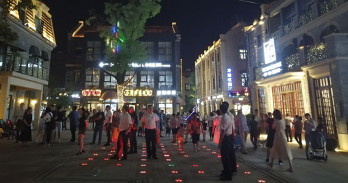 夜游济南 从“亮化”到“文化”