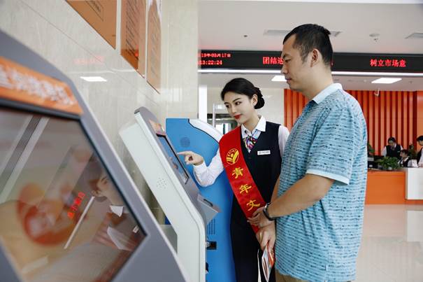 客户服务管理部青年文明号向现场向居民宣传供热知识（2）