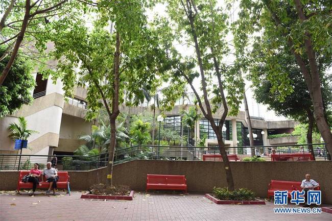人们在香港天水围北一个公共屋邨社区内休闲（4月19日摄）。新华社记者秦晴摄