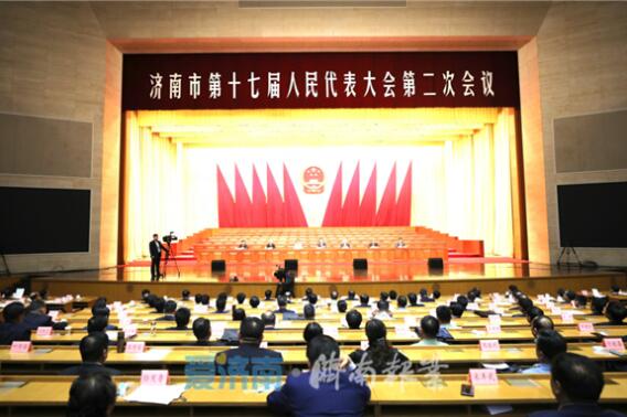 市十七届人大二次会议举行预备会议