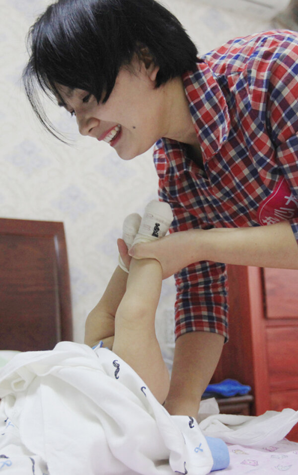 为孩子换尿布的时候也要不停地与孩子对话