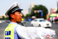【山东图刊】济南入夏最热天 交警汗湿衫