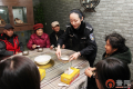 品汤圆赏花灯 济南警民携手迎元宵节